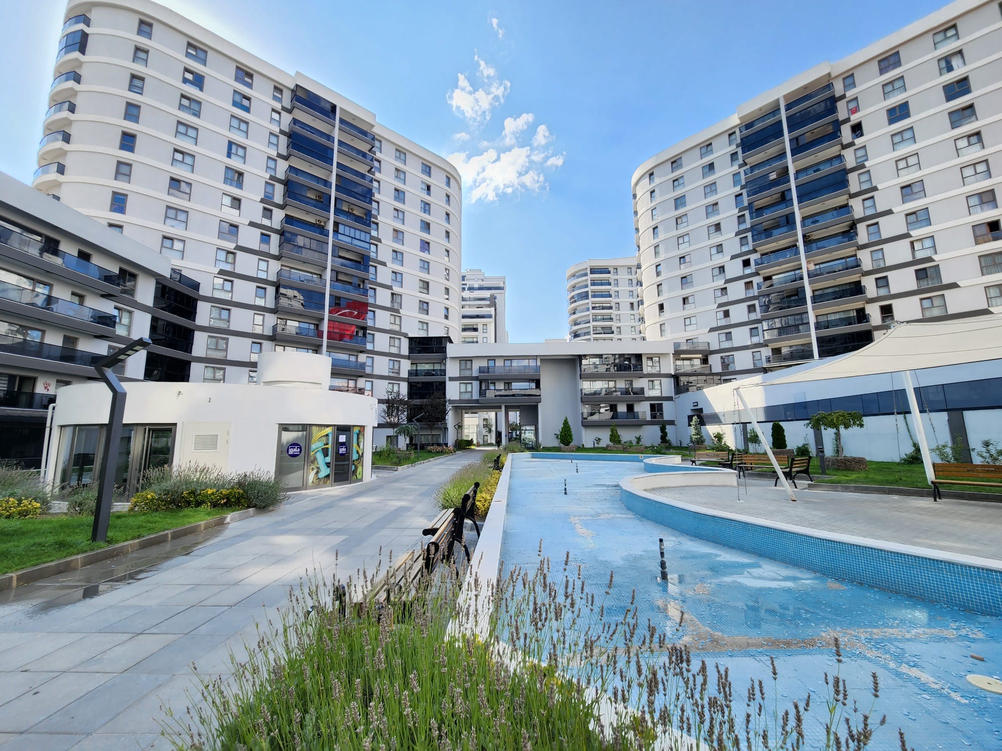BATIKENT MERKEZDE YÜKSEK KİRA GETİRİLİ YÜZME HAVUZLU GÜVENLİKLİ  1+1