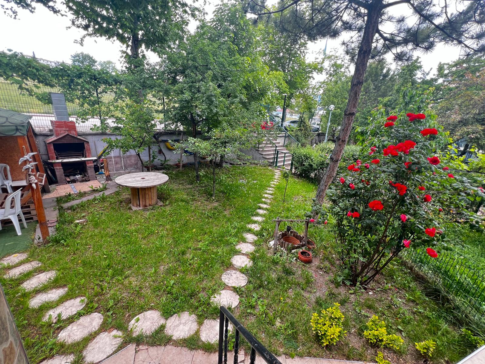 ATLANTİS AVM YAKINI KÖŞE GENİŞ BAHÇE YAPILI TRİBLEKS 5+2